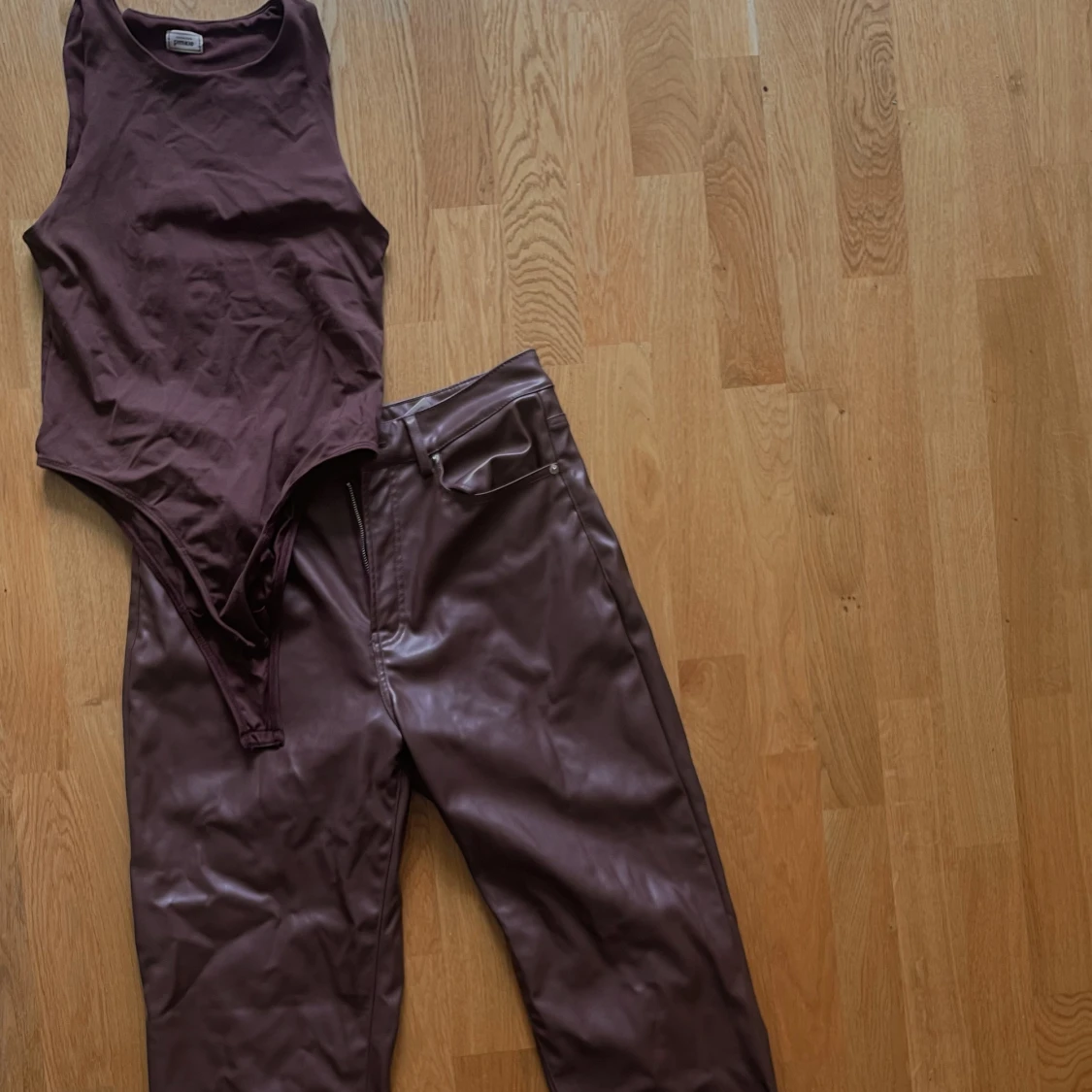 Bruna läderbyxor + body