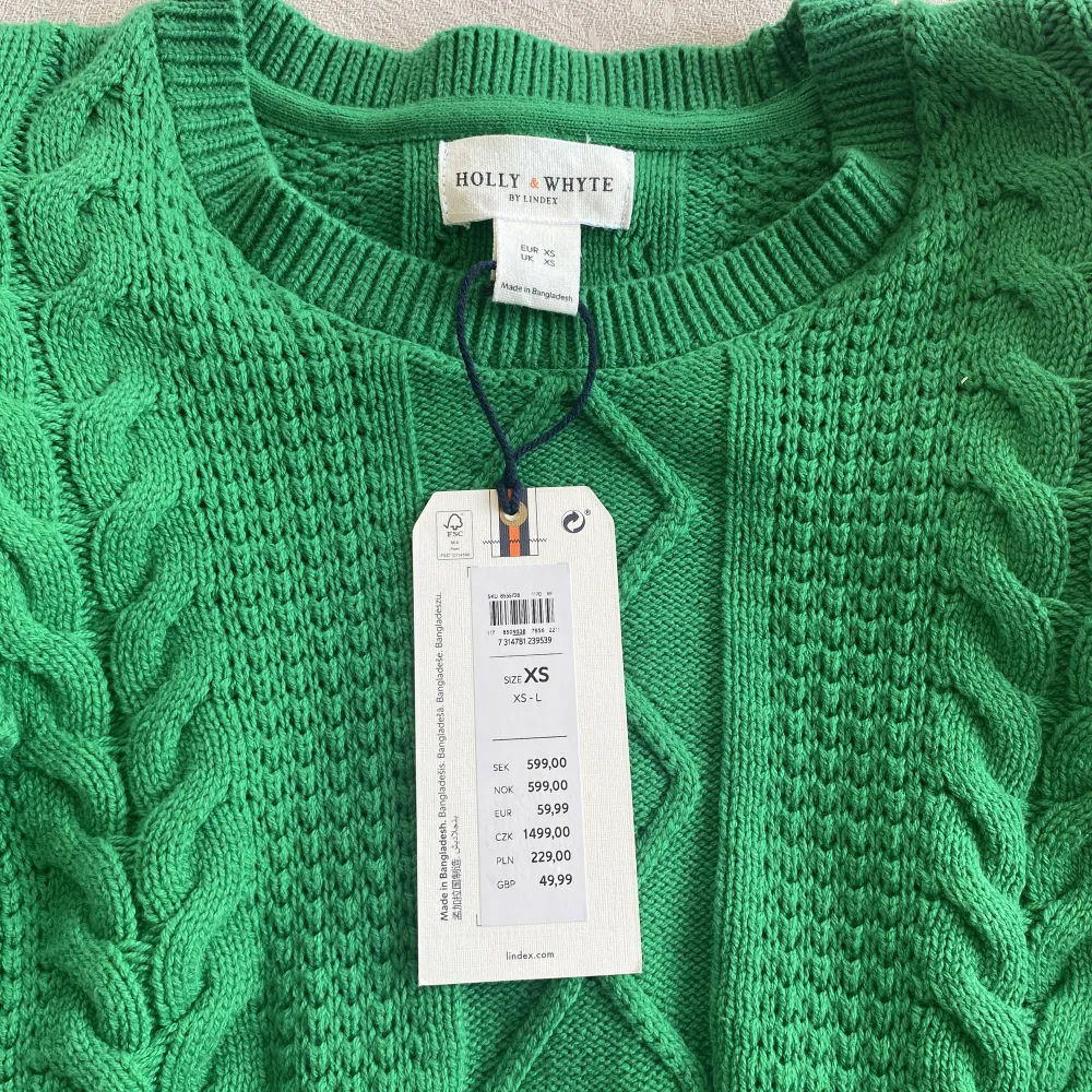 En underbar grön stickad tröja i storlek Xs från Holly&Whyte är nu till salu! Den här tröjan är helt ny och helt oanvänd! Köptes för 600kr men nu säljer jag den för 450kr+frakt🫶🏻. Tröjor & Koftor.
