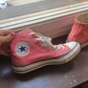 Converse - Så fina rosa höga Converse! Unika och perfekta nu till sommaren! Jättebra skick 