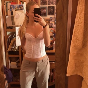 Korsett - Vit korsett, klippt ut vadderingen inuitu men inget som syns