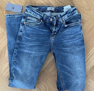 Ltb jeans - Säljer ett par blåa ltb jeans eftersom att de inte kommer till användning. Aldrig använt, prislapp kvar. De är Slim och jag skulle säga att de är low Waist. Köpa för typ 599 säljer för 259kr + frakt❤️