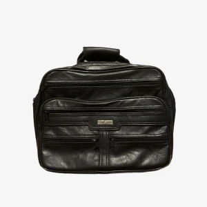 Svart väska - Ca 15x 20 Axelband kommer med och är enkelt att fästa  