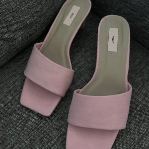 Klackskor - Säljer dessa låga klackskor på 5cm, från Nelly. De passar perfekt till fest eller vardaglig användning! Säljer då de inte passade mig. Storlek 26. Aldrig använda! 🪩💕🌟👄 Säljer för 280+frakt. Ordinarie pris 349.