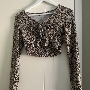 Leopardmönstrad topp - Säljer min fina leopardmönstrade topp. Är i fint skick och skönt material. Knytning framtill. 