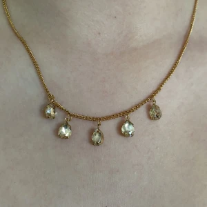 Oanvänt guldsmycke⭐️ - Ett helt oanvänt guld smycke. Med diamanter som gör det ännu finare⭐️. Kommer ej ihåg vart jag köpte de men förmodligen på Glitter. Säljs då jag inte använder guldsmycken längre.