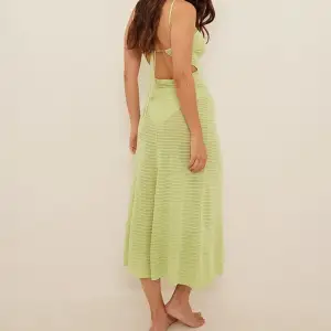 Ljusgrön strandklänning från Na-kds kollektion med Dani Pavlica - Storlek L men är liten i storleken så passar som en M - Grön glittrigt tyg - klänningen är endast testad - Ordinariepris 649kr