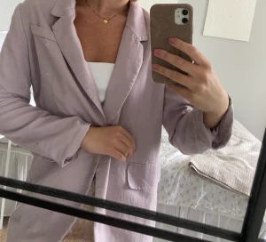 Linnekavaj - Lila somrig linnekavaj! Säljer då jag hade velat ha den mer oversized, storlek S (jag är ca 180cm). 