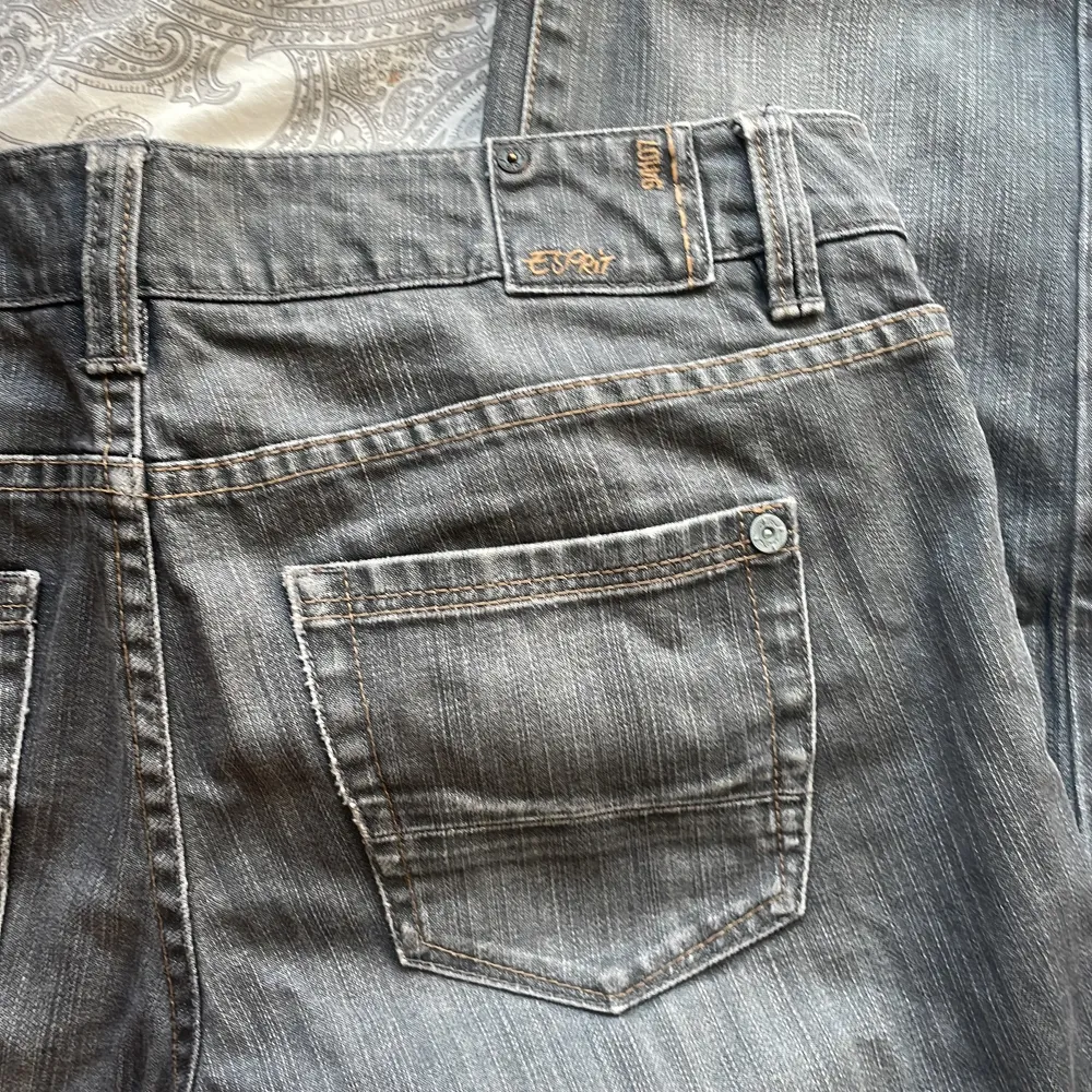 Säljer dessa jättefina grå jeans ifrån esprit då de inte kommer till användning. Har aldrig använts förut och är i väldigt bra skick! . Jeans & Byxor.