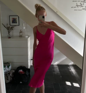 Satinklänning - Rosa fin satinklänning från Zara, använd två gånger! 