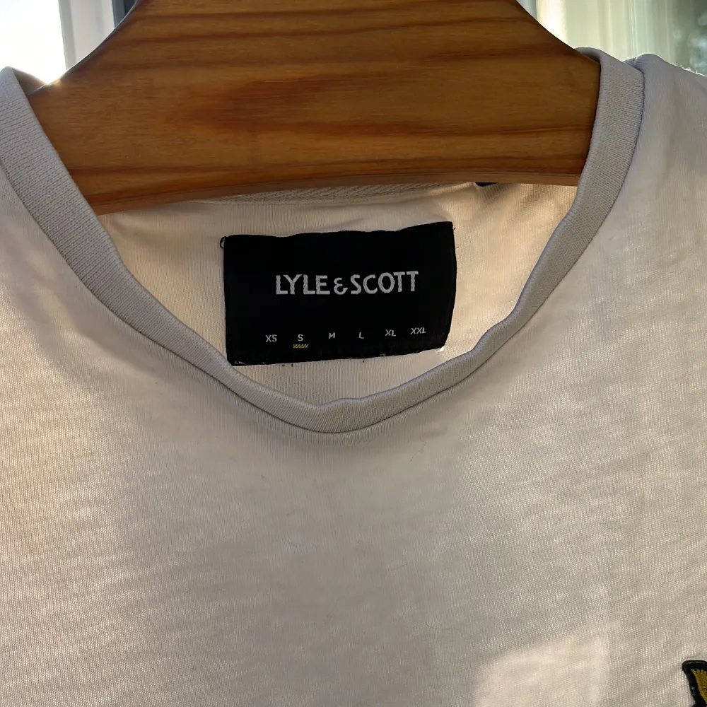 Tröja från lyle & scott, storlek S, sparsamt använd men en liten defekt på ena ärmen (se bild 3), pris går att diskutera vid snabb affär.. T-shirts.