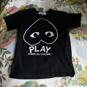 Comme de garcon t shirt  - Fin och inte speciellt använd, anvädes lite förra sommaren men annars inte mycket. Skriv privat vid intresse eller frågor. Tryck jätte gärna på köp direkt ❤️
