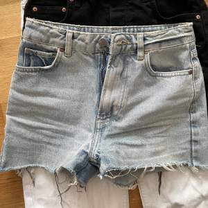 Jeans shorts från Gina Tricot med slitningar. 