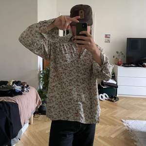 Flower power🌸Riktigt fin vintage-skjorta i storlek Large (herr)