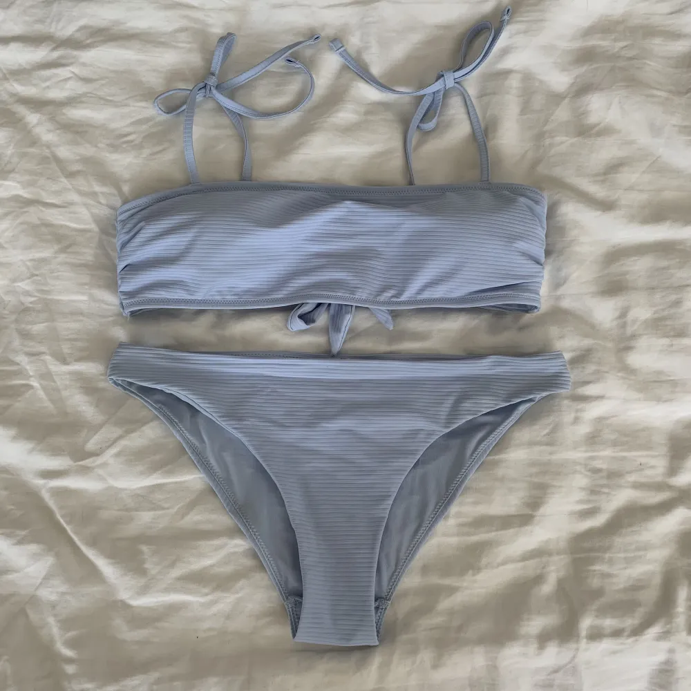 Ljusblå bikini från H&M som aldrig är använd utan enbart testad, toppen är en storlek 38 och underdelen storlek 36. Övrigt.