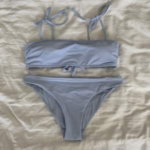 Ljusblå bikini från H&M som aldrig är använd utan enbart testad, toppen är en storlek 38 och underdelen storlek 36