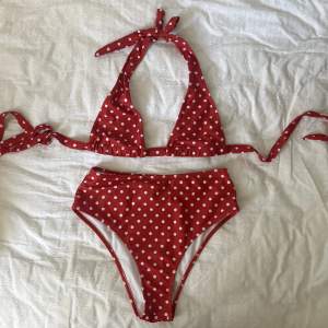 Sötaste röda bikinin med prickar 🐞