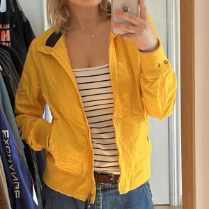 Gul vindjacka från kappa - Snygg vindjacka från kappa köpt i Italien! Säljer då den inte kommer till användning längre. Inga defekter och känns som ny! 🌞 nypris 799kr