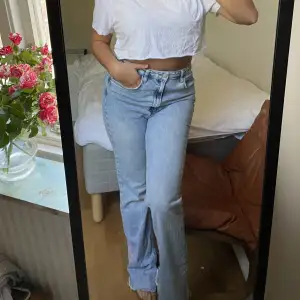 Köpt från ZARA, Fåtal gånger använda jeans, som man kan vika ner midjan till! Säljer även tröjorna💙 Jag är 170 cm lång och normalt M på byxor, så dem sitter lite otight