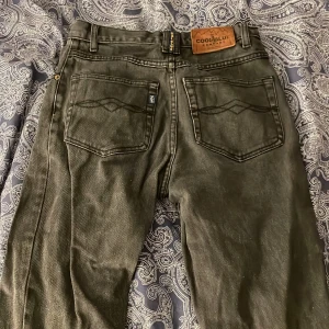 gråa jeans - säljer dessa skit snygga gråa jeansen med super fina fickor! köpte de secondhand för ca 300kr och har aldrig använt dom😊