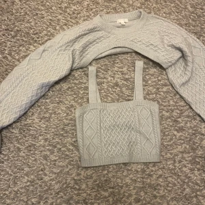 Linne o armkofta - jätte fint stickat set ifrån hm,båda ingår i priset kan skicka fler bilder om man vill de💕