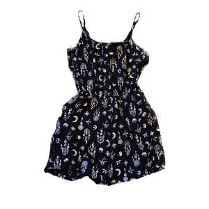 Jumpsuit - Jätte söt jumpsuit från monki i storlek XS🖤axelbanden går att reglera och den har även fickor!