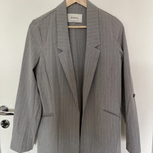 Grå blazer - Kritvitsrandig grå blazer. Använd endast några få gånger