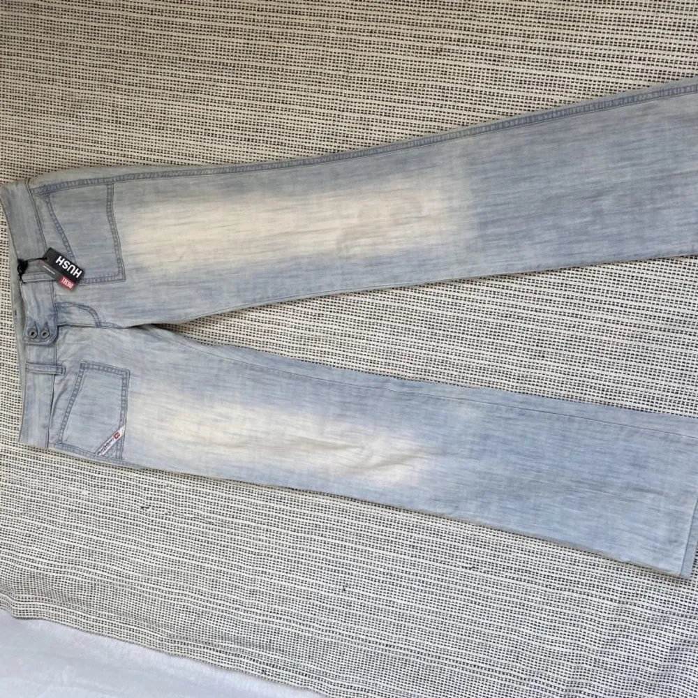 Säljer ett par jättefina jeans från Diesel då de tyvärr är för små för mig som är 177. Tjejen på bilden: 174cm Innerbenslängd: 81cm Midjemått: 80cm. Bilderna är från den tidigare ägaren, extremt fina och helt ny kvalitet, men är som sagt för små för mig. . Jeans & Byxor.