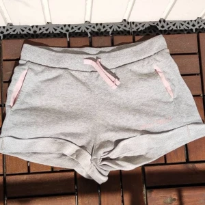 Mjukis shorts - Gråa mjukis shorts med rosa detaljer och glitter i tyget. Så sköna och fina att sova i eller bara att ha en varm dag☀️⭐