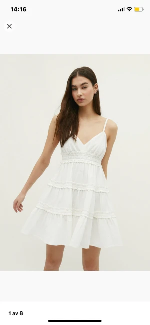 Vit klänning  - VARAN ÄR FORTFARANDE TILL SALU! Slutsåld volangklänning med tjockt tyg! Perfekt till student, skolavslutning eller varför inte som sommarklänning? Köpt på zalando för 359:- prislapp kvar! Storlek 40 men kort i modellen så skulle snarare säga 36/38. 