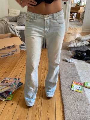 Jättesnygga utsvängda, ljusblå jeans med fina pärlbroderier längst ner