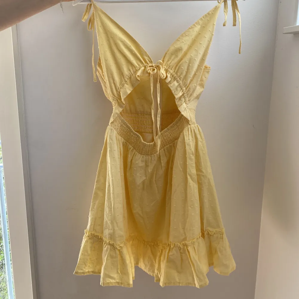 En gul fin klänning i storlek xs🌼 från Shein, knappast använd! Frakt tillkommer🌼. Klänningar.