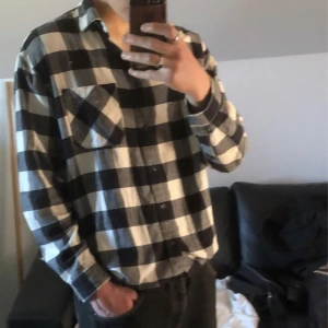 Svart, vit flanell skjorta  - Hej! Säljer denna flanellskjortan, då jag inte använder den längre. Fortfarande i fint skick och köpt på carlings.  Hör gärna av dig vid intresse!😁