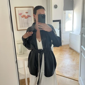 Skinnjacka - Skinnjacka från zara sparsamt använd, storlek m