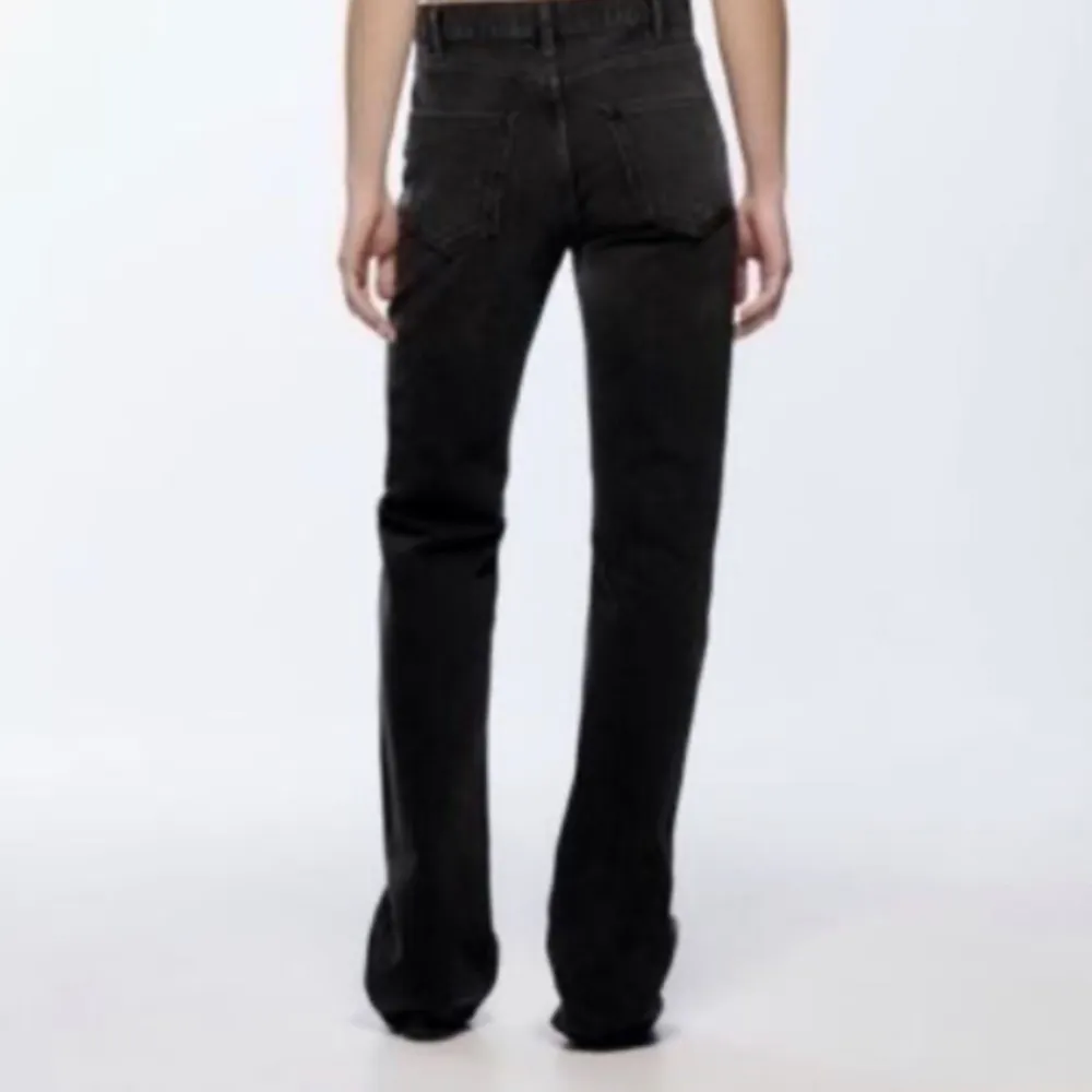 Säljer dessa bootcut zara jeans i grå/svart färg!. Jeans & Byxor.