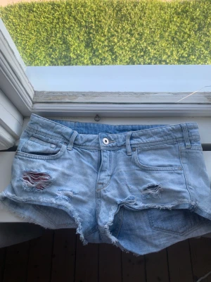 Lågmidjade shorts! - As snygga lågmidjade shorts som tyvärr inte passar mig❤️❤️ storlek 38 men skulle mer säga 34/36. INGA BILDER PÅ!! Pga att de ej passar, tryck ej på köp nu!!