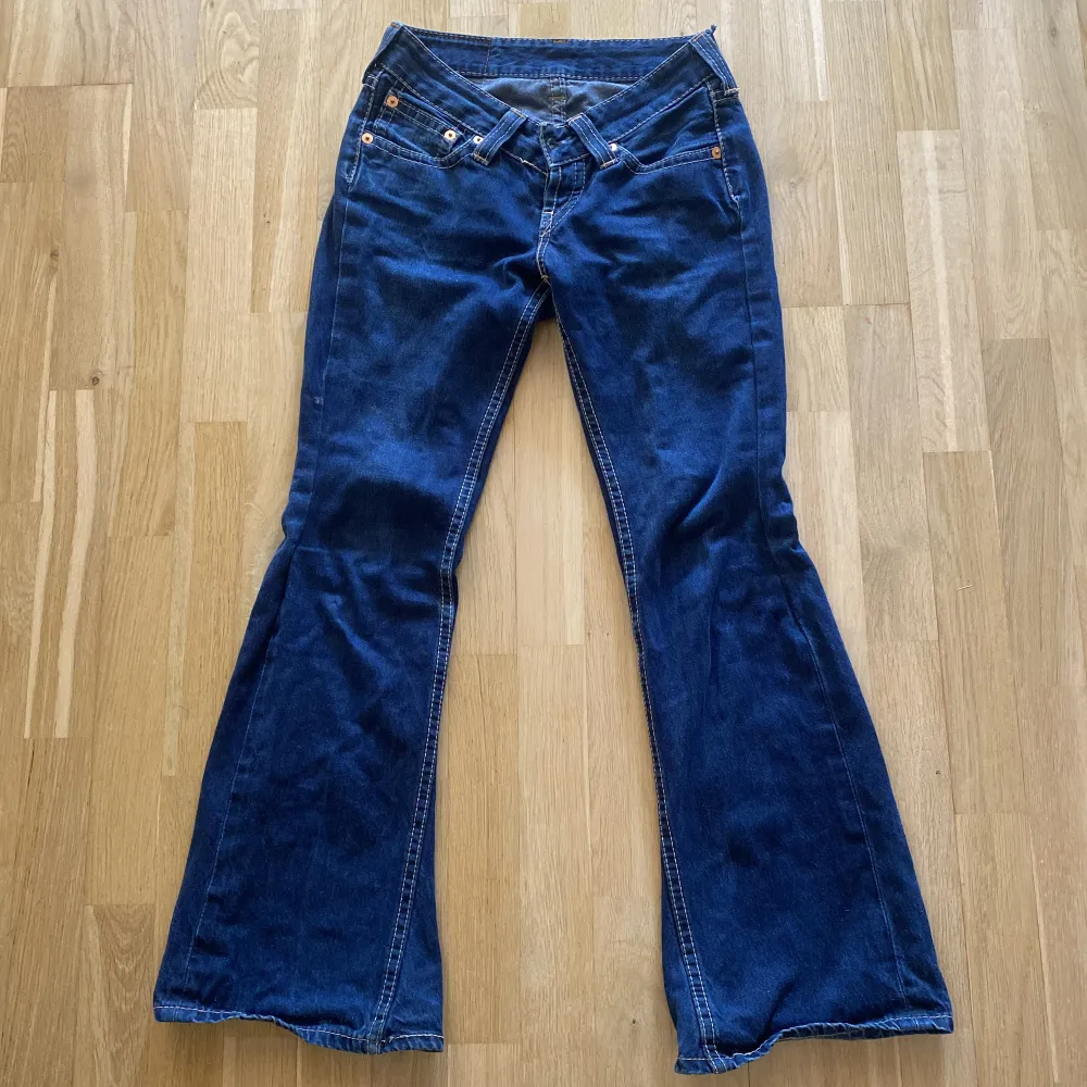 super fina jeans som jag säljer pga att de blivit för stora. köpta secondhand men bra skick. . Jeans & Byxor.