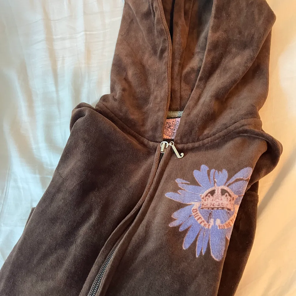 Juicy couture hoodie från 2000-talet, lite trasig zipper tho🤓. Hoodies.