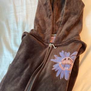 Juicy couture hoodie från 2000-talet, lite trasig zipper tho🤓