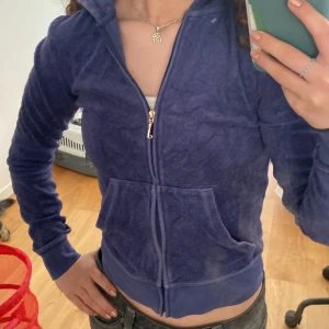 Lila/blå Juicy couture tröja - Den har storlek xs. Den är i ändå bra skick. Den är från dem gamla koloktionerna så man hittar inga sånna här längre. Den sitter lite tajt bara.