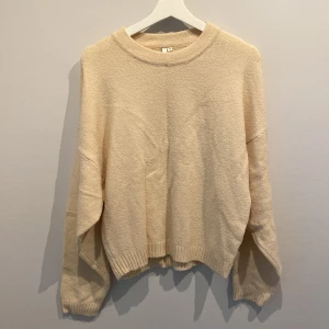 Stickad tröja - Väldigt mjuk, stickad tröja från Nelly. Knappt använd.  