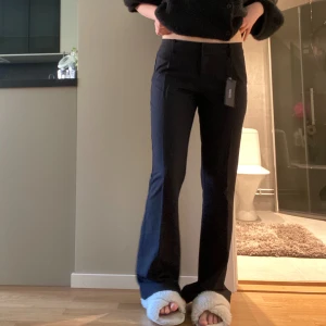 Lågmidjade kostymbyxor  - Helt oanvända med lapp kvar, storlek Mx34, men skulle säga att dom sitter som en S. Jag är 165 o de är lite mer än 5cm för långa på mig! Köparen står för frakten💛