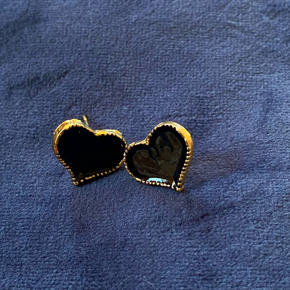 Små svarta hjärtan med guldfärgad ram och baksida   Kan skicka mot fraktkostnad . Accessoarer.