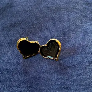 Små svarta hjärtan med guldfärgad ram och baksida   Kan skicka mot fraktkostnad 