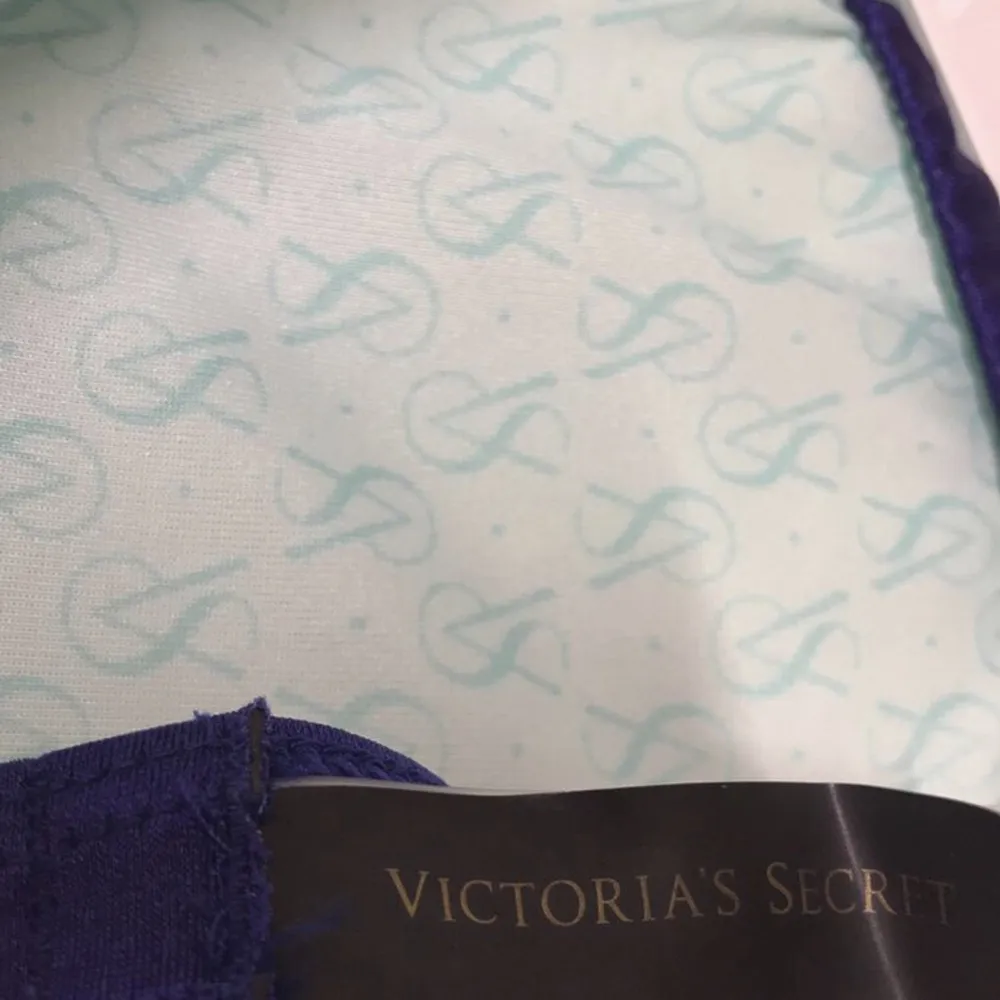 Stick: Varan har inga tecken på  användning.  Märke: Victoria’s Secret  Typ: Bikiniöverdel  Storlek: M Färg: Blå 💙. Övrigt.