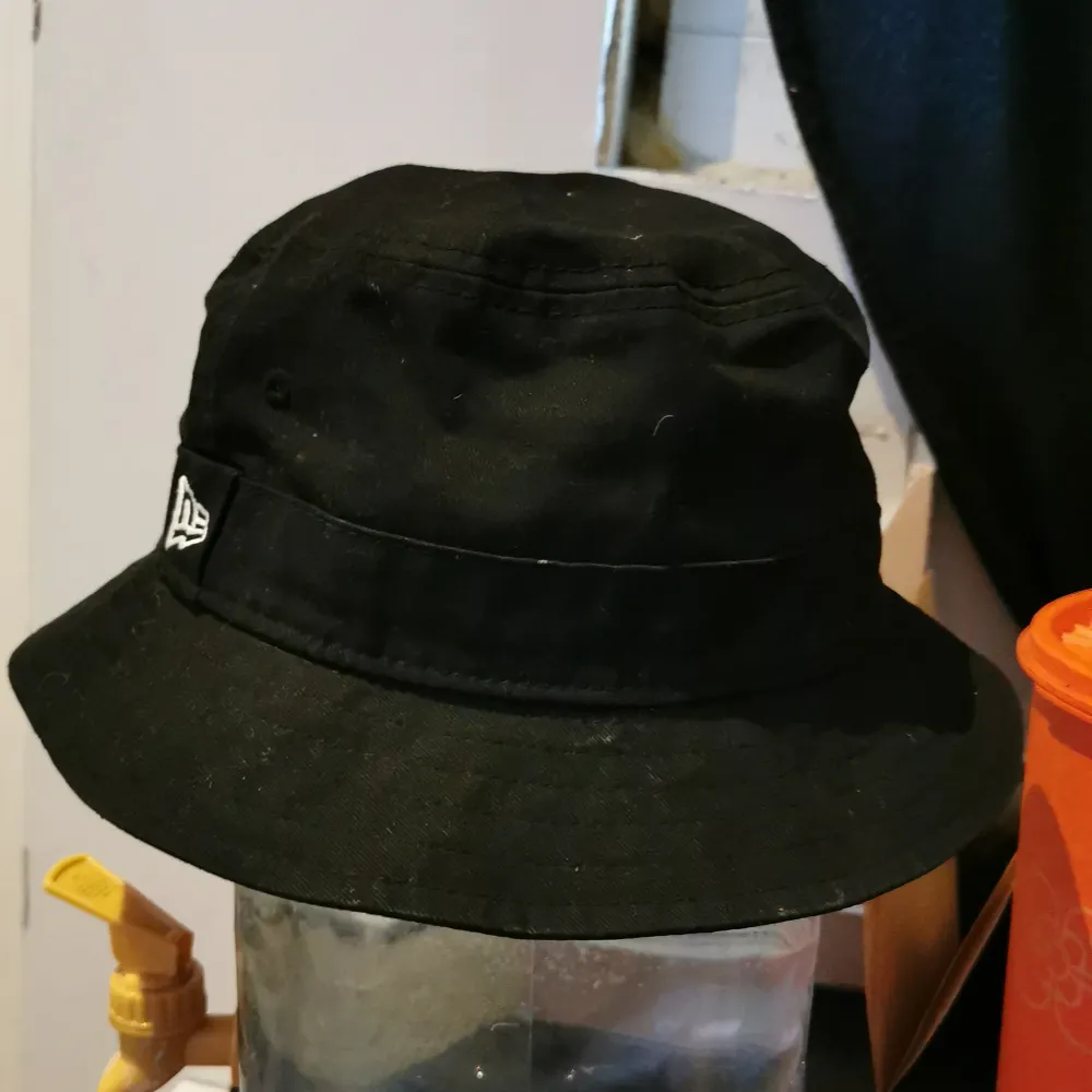 Helsvart New Era hatt, aldrig använd. Modell 