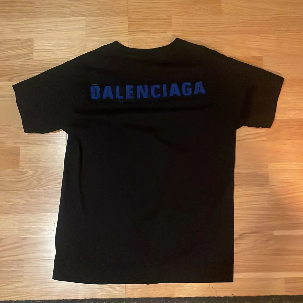 Balenciaga t-shirt i bra skick. Knappt använt då den inte passar. Passformen är liten. Pris kan diskuteras och köpare står för frakt!. T-shirts.