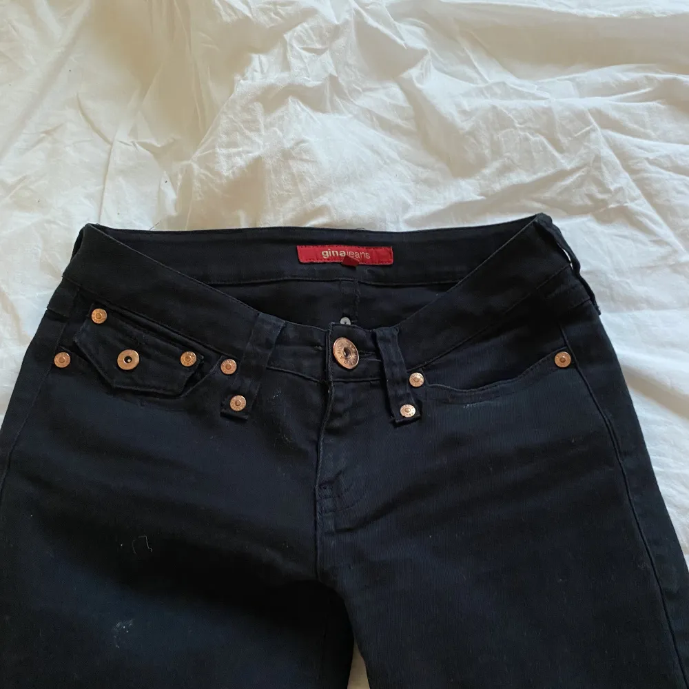Säljer dessa supersnygga lågmidjade true religion liknande svarta jeansen. Byxorna är i storlek 28 och sitter perfekt på mig som är 170. superbra skick. Kontakta privat vid eventuella frågor 💗. Jeans & Byxor.
