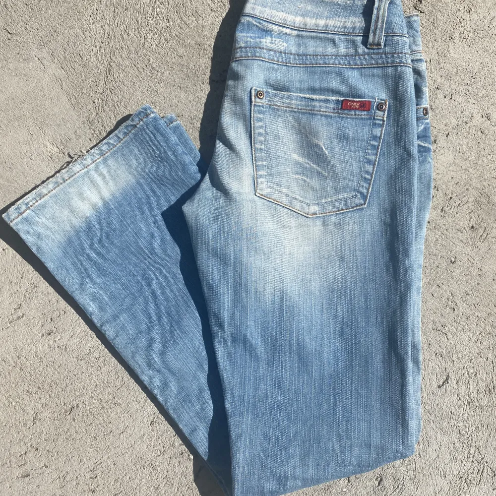 Ett par lågmidjade ljusblå jeans från only🩵midjemått 89 cm, innerbenslängd 79 cm. Jeans & Byxor.