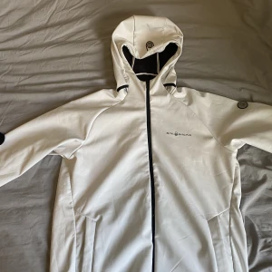 Sailracing jacka  - Sailracing jacka Skick 8/10 inte mycket använd  Köpt för 4 tusen  Mitt pris 999 Gortex, vindtät,