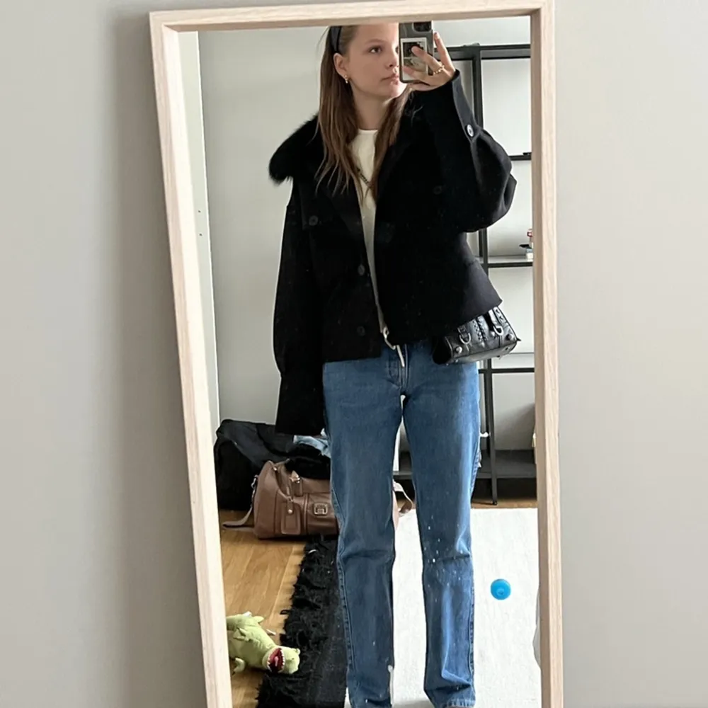 Säljer dessa skitsnygga blåa Weekday jeans som inte kommer till användning längre❤️ strlk 25/32 och jag är 172 lång❤️ . Jeans & Byxor.